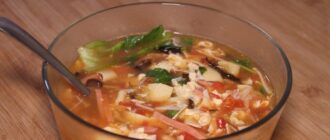 Пересолила суп – исправляем картошкой