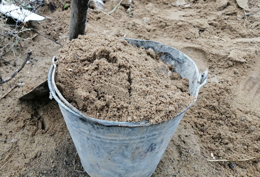 ведро песка куры-несушки